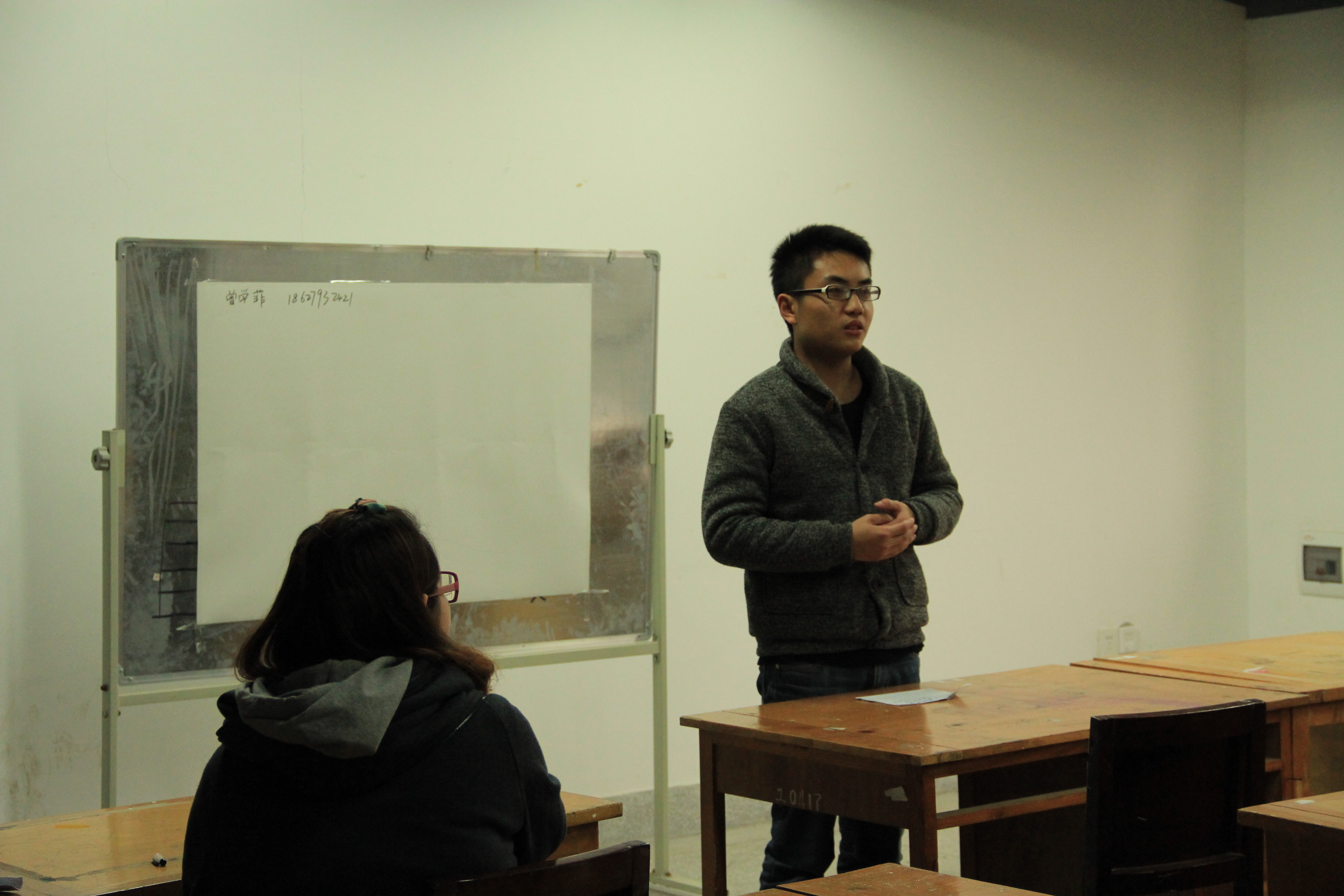 同学们依次上台发表竞岗演讲 同学们依次上台发表竞岗演讲