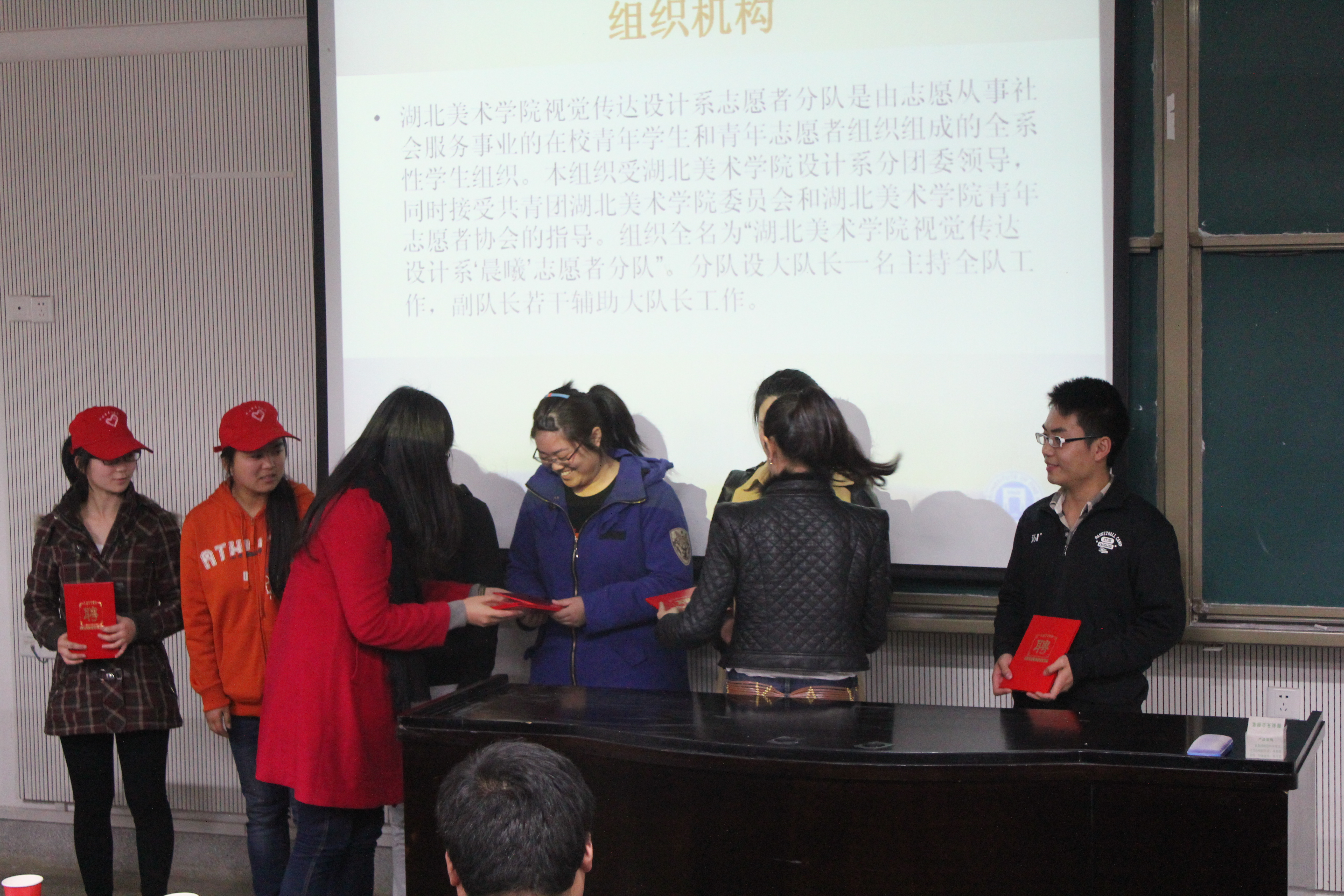 (老师为管理层志愿者颁发聘书) (老师为管理层志愿者颁发聘书)